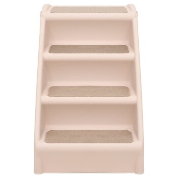 Haustiertreppe in sanftem Pink mit vier Stufen und beigen rutschfesten Tritten, entworfen für kleine Haustiere, um leicht höhere Oberflächen zu erreichen.