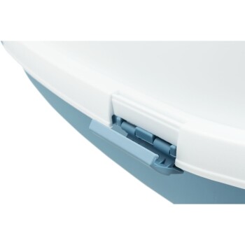 Nahaufnahme eines blauen und weißen Haustieraufbewahrungsbehälters mit einem sicheren Verschluss, entworfen zur Organisation von Haustierbedarf.