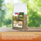 Transparenter PANTO-Hanfsamen-Futtersack (1 kg) mit Specht-Label und Barcode auf einem Holztisch, unscharfer grüner Hintergrund.
