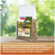 Transparenter PANTO-Hanfsamen-Futtersack (1 kg) mit Specht-Label und Barcode auf einem Holztisch, unscharfer grüner Hintergrund.