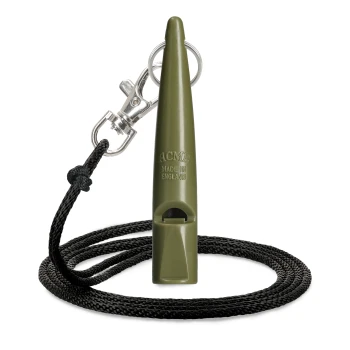 Grüne ACME Hundetrainingspfeife mit schwarzem Halsband und Metallclip, hergestellt in England, isoliert auf weißem Hintergrund.