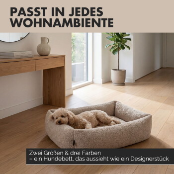 Ein Stapel von beigen, olivgrünen und braunen plüschigen Haustierbetten, mit einem beigen Bett im Inneren. Text: "Passt zu jeder Einrichtung. Größen: M (80x60cm) & L (100x70cm)."