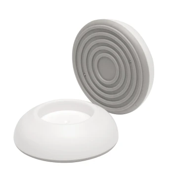 Zwei Futterschalen für Haustiere sind abgebildet, eine aufrecht und eine umgedreht, mit einer glatten weißen Außenseite und einem grauen Boden mit konzentrischen Kreisen.