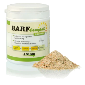 Behälter mit BARF Complex Kräutermischung für Haustiere, mit einem Haufen der Mischung daneben; gekennzeichnet als Vitamin- und Mineralstoffergänzung.