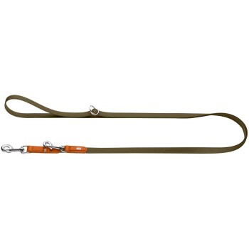 Olivgrüne Hundeleine mit Schlaufenhandgriff, orangefarbenem Lederakzent sowie silbernem Karabinerhaken und O-Ring, kleines weißes Markenschild