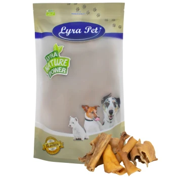 Verpackung von Lyra Pet Hundesnacks mit dem Text 'Lyra Nature Power' und Bildern eines Hundes, einer Katze und eines weißen Hundes, mit verschiedenen Kaustücken davor.