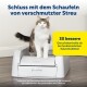 Katze steht auf einer weißen automatischen Katzentoilette mit Text über 3x bessere Geruchskontrolle als traditionelle Katzentoiletten.