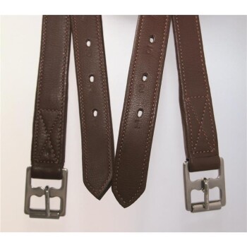 Braunes Lederhalsband für Haustiere mit silbernen Schnallen und mehreren Einstelllöchern, das eine hochwertige Naht und Design zeigt.