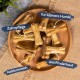Ein Holzbrett mit Hundekau-Knochen beschriftet mit "Zahnpflege", "für kleinere Hunde", "kalziumreich" und "aus Rinderhaut."
