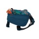 Eine blaue Haustierausrüstungstasche von Ruffwear, gefüllt mit Hundeleinen, einem grünen Beutel und Hundeschuhen, die ein praktisches Aufbewahrungsdesign zeigt.