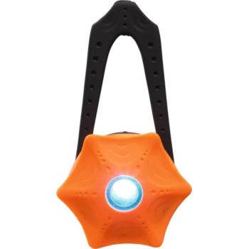 Orangenes Haustiersicherheitslicht in Sternform mit einer blauen LED in der Mitte, befestigt an einem schwarzen verstellbaren Riemen.