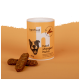 Ein Behälter mit "hanfred" Premium Hanf-Futter für Hunde, beschriftet "hanf stangerl huhn," mit drei braunen Hundeleckerlis davor.