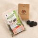 Ein Paket mit "Knuddelkissen" Katzenminze-Spielzeugen von Canadian Cat, das eine graue Katze auf der Vorderseite zeigt, neben drei runden schwarzen Katzenminze-Spielzeugen.