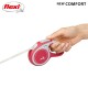 Eine Hand, die eine pinke und graue Flexi-Rollleine für Hunde hält, mit der Aufschrift 'NEW COMFORT', mit einem weißen Kabel, das davon ausgeht.