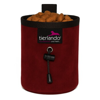 Rote Stoff-Haustier-Leckerlitasche mit schwarzem Kordelzug und einem tierlando-Logo, beschriftet mit "tierlando hundebetten und mehr."