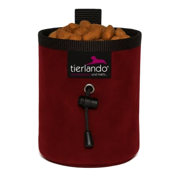 Rote Stoff-Haustier-Leckerlitasche mit schwarzem Kordelzug und einem tierlando-Logo, beschriftet mit "tierlando hundebetten und mehr."