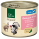 Dose mit Tierfutter, beschriftet mit "Real Nature Original Junior", mit Kaninchen und Truthahn, mit Illustrationen eines Kaninchens und eines Truthahns auf dem Etikett.