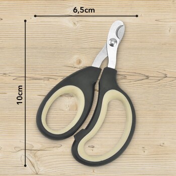 Schwarze und graue Haustierkrallen-Schneider mit einer Klinge aus rostfreiem Stahl, 10 cm lang und 6,5 cm breit, auf einem Holzuntergrund.