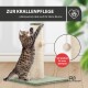 Getigerte Katze kratzt an einem vertikalen Sisal-Kratzbaum mit hängendem Ballspielzeug, beschriftet mit „Zur Krallenpflege“ und „mit Spielball für extra Spielspaß“.