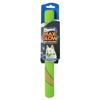 Chuckit! Max Glow Ultra Fetch Stick, jouet pour chien vert phosphorescent avec emballage montrant un chien blanc tenant le bâton.