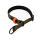 Ein flexibler Haustierhalsband in Olivgrün mit einem gepolsterten schwarzen Innenraum und einem orangefarbenen verstellbaren Abschnitt mit zwei schwarzen Knöpfen.