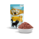 Eine Tüte Lucky Lou Katzenfutter mit einer Grafik einer schwarzen Katze, beschriftet mit "DER PLATZ HIRSCH," mit einer Schüssel rohem Fleisch daneben.