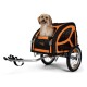 Ein kleiner Hund sitzt bequem in einem schwarz-orangefarbenen Haustieranhänger mit Netzfenstern, der für Radfahren oder Gehen konzipiert ist.
