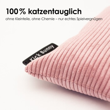 Rosa, geripptes Katzenspielkissen mit "Kick Bunny"-Etikett; oben stehender Text: "100% katzentauglich" und ein deutscher Sicherheits-/Spiel-Slogan.