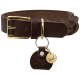 Brauner Leder-Haustierhalsband mit einer goldenen Schnalle und einem geflochtenen Design, mit einem Anhänger mit gekreuzten Schwertern.