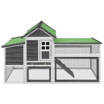 Ein hölzernes Haustierhaus mit grünem Dach, das eine kleine Tür, ein Fenster und eine Rampe hat, entworfen für kleine Tiere.