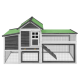 Ein hölzernes Haustierhaus mit grünem Dach, das eine kleine Tür, ein Fenster und eine Rampe hat, entworfen für kleine Tiere.