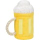 Un jouet en peluche pour chien en forme de chope de bière, avec un corps jaune, un dessus en mousse blanche et un manche en corde.