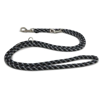 Schwarz-weiß geflochtene Hundeleine aus Seil mit Metallclips und Ringen auf weißem Hintergrund.