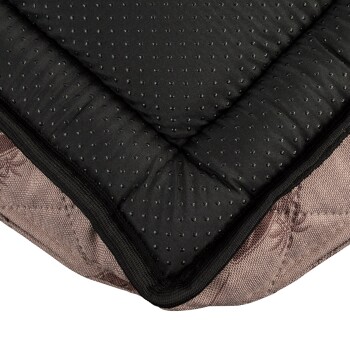 Nahaufnahme eines Haustierbettes mit einer schwarzen, gesteppten Oberseite mit kleinen Punkten und einer strukturierten braunen Unterseite, die das plüschige Design zeigt.