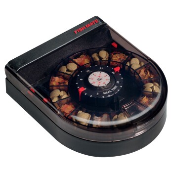 Automatischer Fischfutterspender mit einem Timer, mit Fächern gefüllt mit Fischfutterpellets und -flocken, gekennzeichnet mit "FISH MATE."