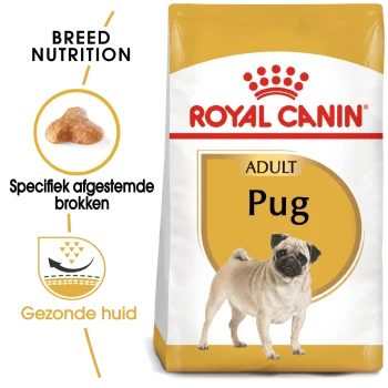 Royal Canin Adult Pug hondenvoerzak met een illustratie van een mopshond, met tekst die de specifieke voeding voor het ras en een gezonde huid benadrukt.