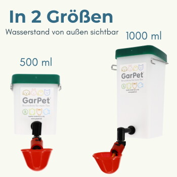 GarPet Haustier-Wasserspender in den Größen 500 ml und 1000 ml mit grünen Deckeln und roten Näpfen; deutscher Text „In 2 Größen“ sichtbar.