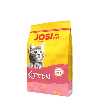 Eine bunte 10 kg Tüte Josi Cat Kittenfutter mit einem verspielten grauen Kätzchen auf der Vorderseite, mit Text, der 'Kitten' und 'Lachsöl' hervorhebt.