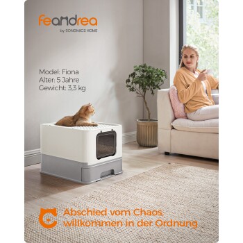 Eine Katze namens Fiona sitzt auf einer stilvollen weißen Katzentoilette in einem gemütlichen Wohnzimmer. Der Text lautet: "Abschied vom Chaos, willkommen in der Ordnung."