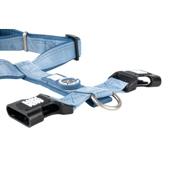 Hellblaues verstellbares Hundegeschirr mit schwarzen Kunststoffschnallen und einem Metall-D-Ring, beschriftet mit "Mighty Mutt."