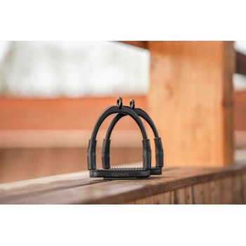 Schwarze Reitsteigbügel mit Gummigriffen, die auf einer Holzoberfläche ruhen, mit dem Markennamen "EQUINATE" eingeprägt.