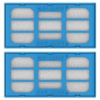 Zwei blaue Filtertrays, beschriftet mit "CAT MATE" und "DOG MATE", die jeweils sechs strukturierte weiße Filter enthalten.
