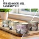 Vier Dosen Peavet Feines Menü Katzenfutter mit verschiedenen Geschmacksrichtungen auf einem Holzbrett am Fenster, deutscher Text darüber.