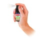 Spryskiwanie butelki KONG Naturals Catnip Spray trzymanej w dłoni kobiety, widoczna mgiełka.