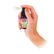 Hand sprüht KONG Naturals Catnip Spray-Flasche, gehalten von einer Frau, mit sichtbarem Sprühnebel.