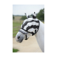 Ein weißes Pferd trägt eine schwarz-weiß gestreifte Fliegenmaske mit spitzen Ohren und steht im Freien in einem grasbewachsenen Bereich.