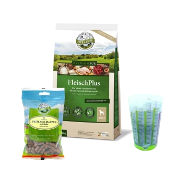 Eine Tüte BELFOR Premium Pur FleischPlus Hundefutter (5 kg) neben einem Paket FREILAND-HAPPEN weichen Snacks und einem Messbecher.