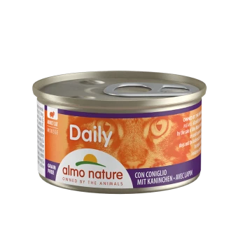 Puszka Almo Nature Daily Adult Cat Mousse, z bezzbożową formułą z królikiem. Etykieta zawiera tekst w języku angielskim, włoskim i francuskim.