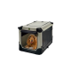 Ein goldener Cocker Spaniel sitzt in einer beigen und schwarzen Haustierbox mit Netzseiten und schaut mit einem glücklichen Ausdruck hinaus.