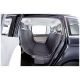 Schwarze Haustiersitzabdeckung, die auf der Rückbank eines Autos installiert ist und die Polsterung schützt.